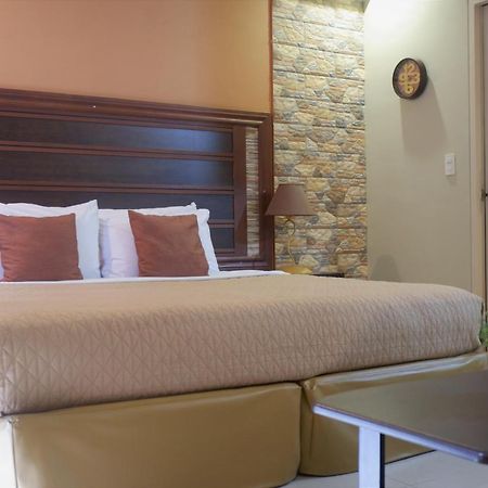 One Palm Tree Villas Manila Exterior photo